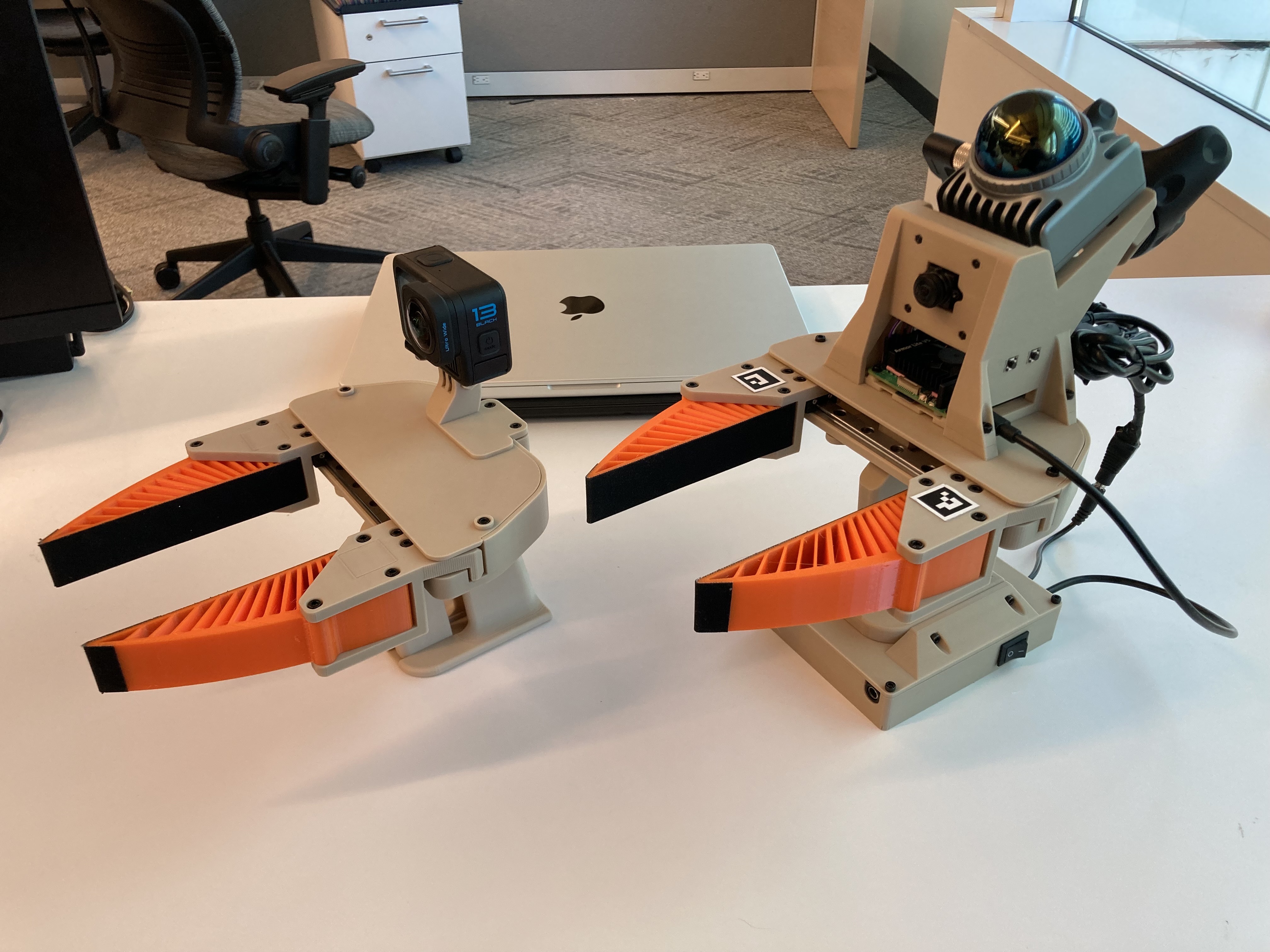 Original Stanford UMI (left) and prototype Live UMI (right)